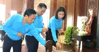 TPHCM: Cán bộ công đoàn dâng hương tưởng nhớ Chủ tịch Tôn Đức Thắng và các Anh hùng liệt sĩ