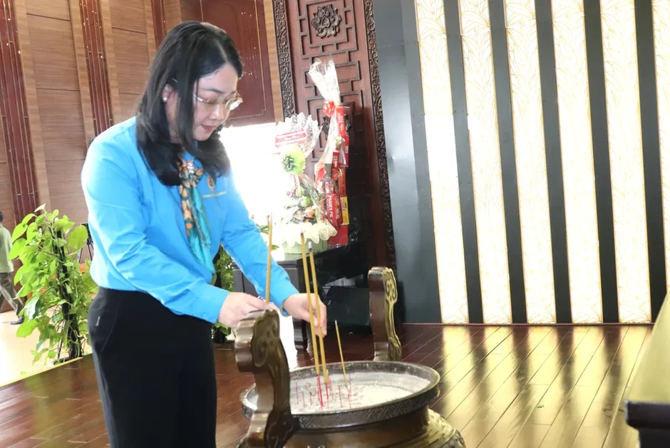 TPHCM: Cán bộ công đoàn dâng hương tưởng nhớ Chủ tịch Tôn Đức Thắng và các Anh hùng liệt sĩ TPHCM: Cán bộ công đoàn dâng hương tưởng nhớ Chủ tịch Tôn Đức Thắng và các Anh hùng liệt sĩ