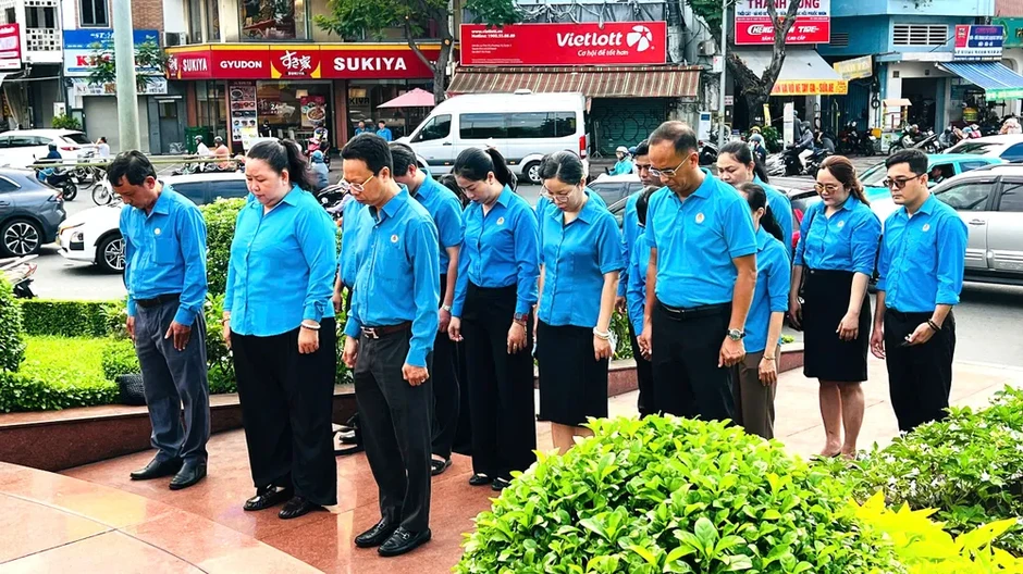 TPHCM: Cán bộ công đoàn dâng hương tưởng nhớ Chủ tịch Tôn Đức Thắng và các Anh hùng liệt sĩ TPHCM: Cán bộ công đoàn dâng hương tưởng nhớ Chủ tịch Tôn Đức Thắng và các Anh hùng liệt sĩ