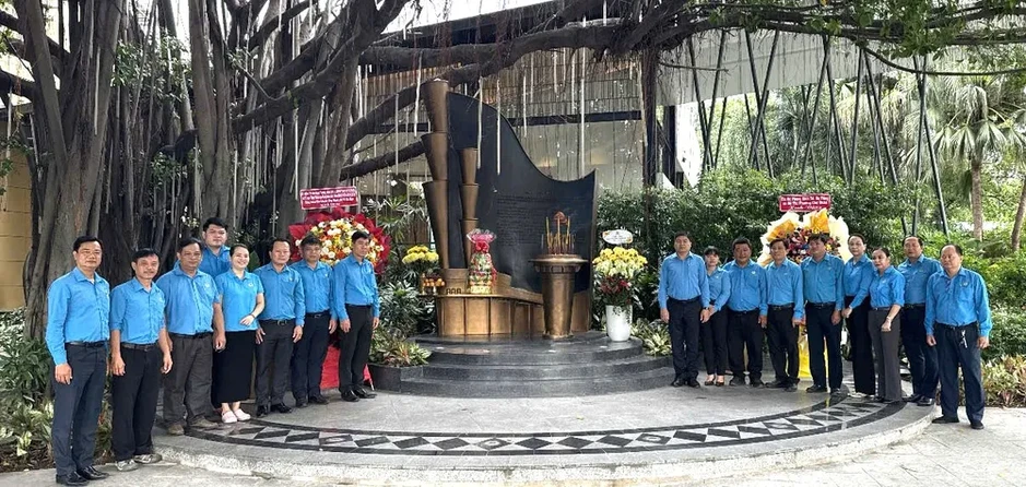 TPHCM: Cán bộ công đoàn dâng hương tưởng nhớ Chủ tịch Tôn Đức Thắng và các Anh hùng liệt sĩ TPHCM: Cán bộ công đoàn dâng hương tưởng nhớ Chủ tịch Tôn Đức Thắng và các Anh hùng liệt sĩ