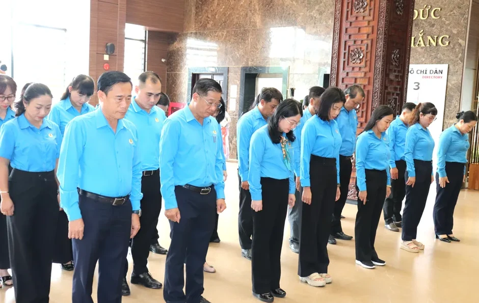 TPHCM: Cán bộ công đoàn dâng hương tưởng nhớ Chủ tịch Tôn Đức Thắng và các Anh hùng liệt sĩ TPHCM: Cán bộ công đoàn dâng hương tưởng nhớ Chủ tịch Tôn Đức Thắng và các Anh hùng liệt sĩ
