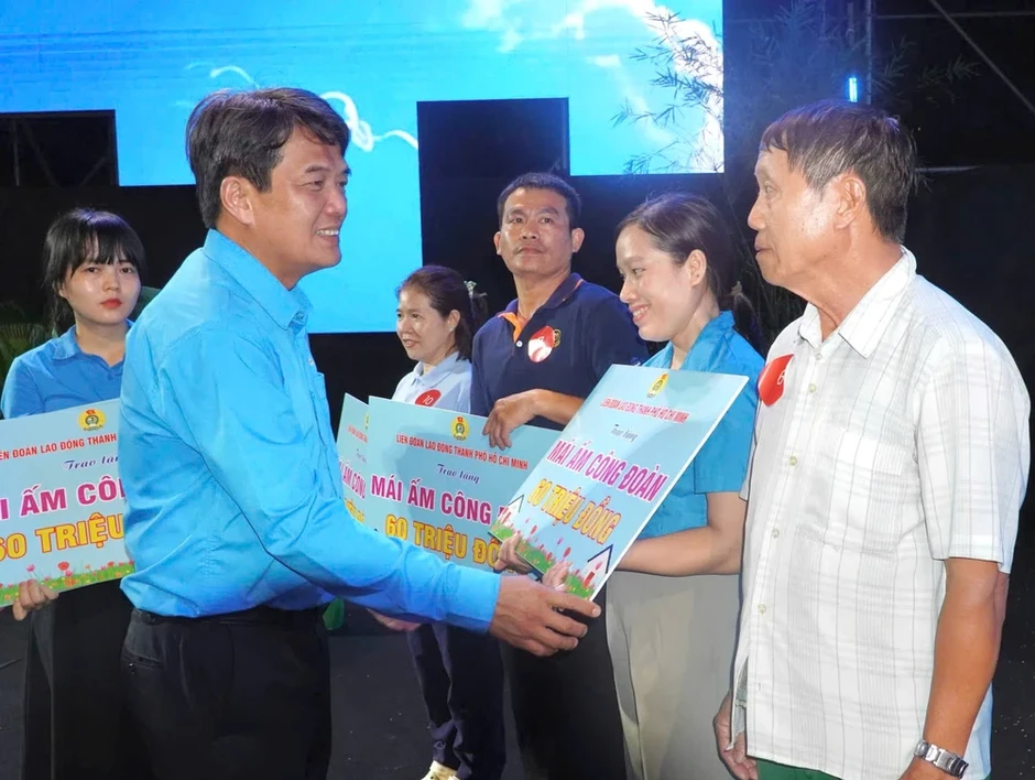 TP.HCM chuyển từ hỗ trợ ngắn hạn sang chăm lo bền vững cho người lao động TP.HCM chuyển từ hỗ trợ ngắn hạn sang chăm lo bền vững cho người lao động