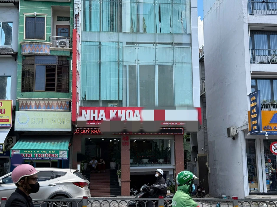 TPHCM: Công an xuất hiện tại loạt cơ sở nha khoa thẩm mỹ cùng tên TPHCM: Công an xuất hiện tại loạt cơ sở nha khoa thẩm mỹ cùng tên