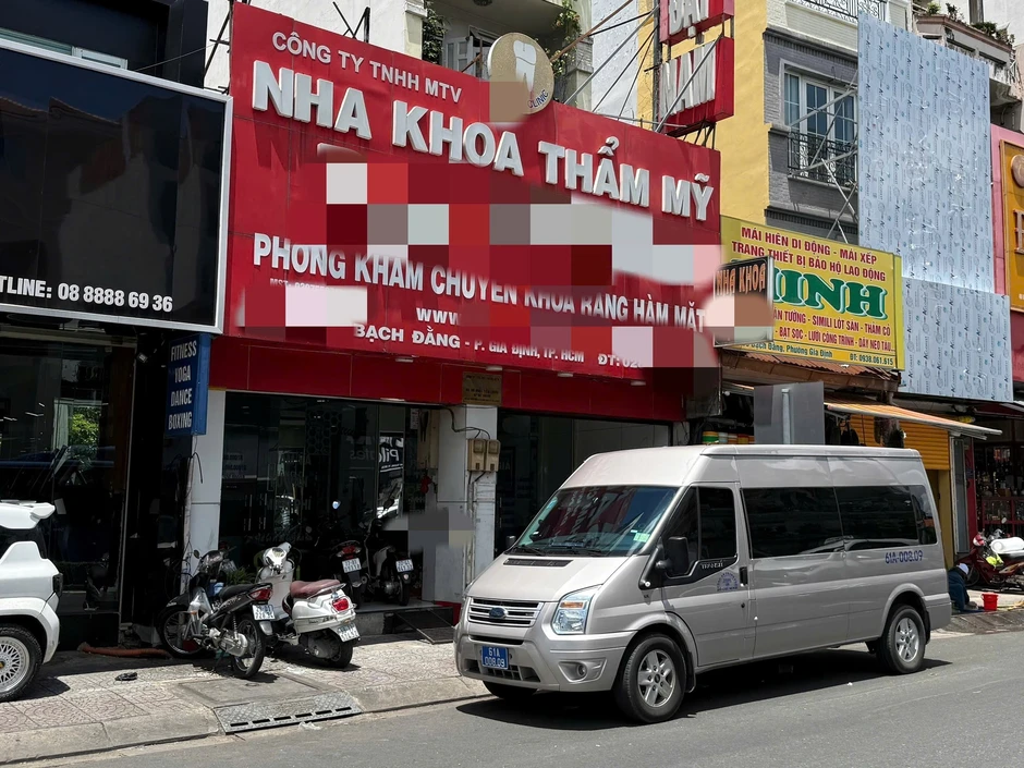 TPHCM: Công an xuất hiện tại loạt cơ sở nha khoa thẩm mỹ cùng tên TPHCM: Công an xuất hiện tại loạt cơ sở nha khoa thẩm mỹ cùng tên