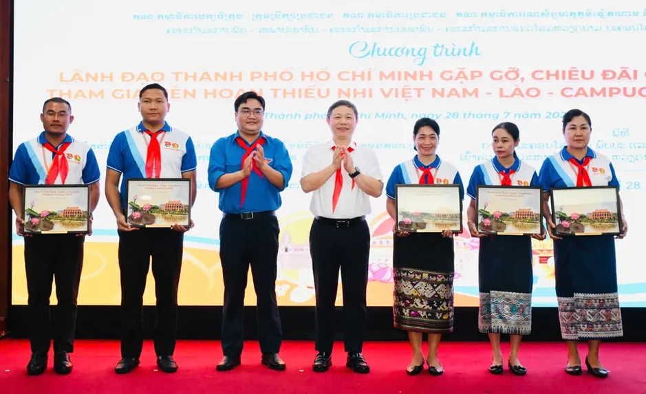TPHCM gặp gỡ đại biểu Liên hoan Thiếu nhi Việt Nam - Lào - Campuchia năm 2026 TPHCM gặp gỡ đại biểu Liên hoan Thiếu nhi Việt Nam - Lào - Campuchia năm 2026