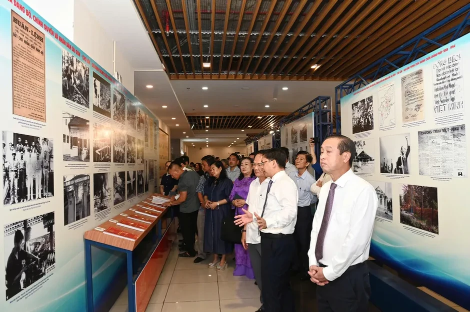 TPHCM khai mạc triển lãm “Hồ sơ khen thưởng kháng chiến chống Pháp” TPHCM khai mạc triển lãm “Hồ sơ khen thưởng kháng chiến chống Pháp”
