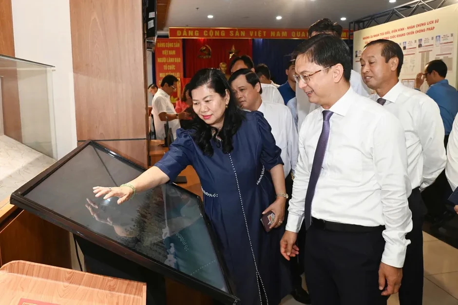 TPHCM khai mạc triển lãm “Hồ sơ khen thưởng kháng chiến chống Pháp” TPHCM khai mạc triển lãm “Hồ sơ khen thưởng kháng chiến chống Pháp”