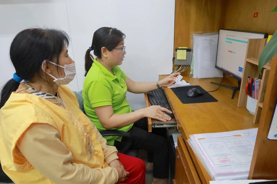 TP.HCM khẩn trương rà soát cấp thẻ BHYT cho người dân các phường, xã An toàn khu TP.HCM khẩn trương rà soát cấp thẻ BHYT cho người dân các phường, xã An toàn khu