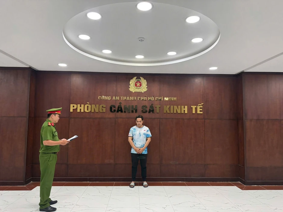 TP.HCM: Khởi tố ông chủ chuỗi K.W Sneaker, thu hơn 1.400 đôi giày giả nhãn hiệu Nike, Adidas, New Balance, Onitsuka Tiger gần 3,4 tỷ đồng TP.HCM: Khởi tố ông chủ chuỗi K.W Sneaker, thu hơn 1.400 đôi giày giả nhãn hiệu Nike, Adidas, New Balance, Onitsuka Tiger gần 3,4 tỷ đồng