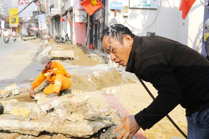 TP.HCM nắng nóng kéo dài, nhiệt độ đo 36 độ C nhưng cảm nhận còn ‘bỏng rát’ hơn TP.HCM nắng nóng kéo dài, nhiệt độ đo 36 độ C nhưng cảm nhận còn ‘bỏng rát’ hơn