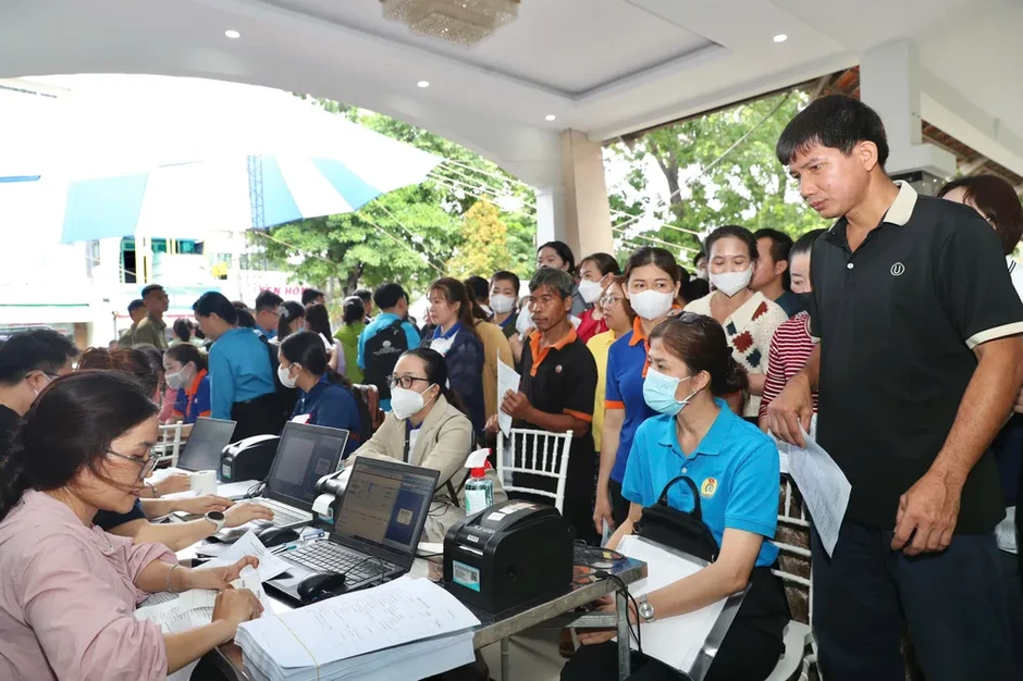 TPHCM phát động chương trình chăm sóc sức khỏe cho 1 triệu công nhân TPHCM phát động chương trình chăm sóc sức khỏe cho 1 triệu công nhân