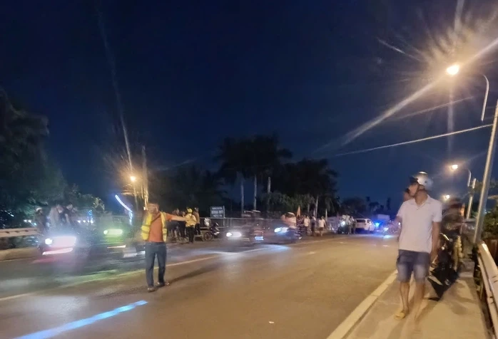TPHCM: Tai nạn nghiêm trọng trên cầu Bình Thuận, 3 người thương vong TPHCM: Tai nạn nghiêm trọng trên cầu Bình Thuận, 3 người thương vong