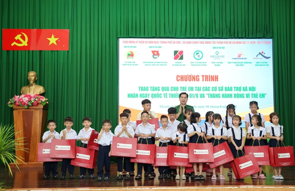 TP.HCM: Tặng hơn 1.000 phần quà cho thiếu nhi có hoàn cảnh khó khăn TP.HCM: Tặng hơn 1.000 phần quà cho thiếu nhi có hoàn cảnh khó khăn