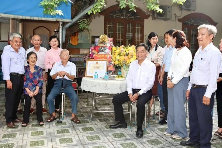 TP.HCM thăm, chúc thọ người cao tuổi tiêu biểu dịp 85 năm Ngày truyền thống người cao tuổi Việt Nam TP.HCM thăm, chúc thọ người cao tuổi tiêu biểu dịp 85 năm Ngày truyền thống người cao tuổi Việt Nam