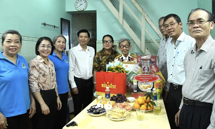 TP.HCM thăm, chúc thọ người cao tuổi tiêu biểu dịp 85 năm Ngày truyền thống người cao tuổi Việt Nam TP.HCM thăm, chúc thọ người cao tuổi tiêu biểu dịp 85 năm Ngày truyền thống người cao tuổi Việt Nam