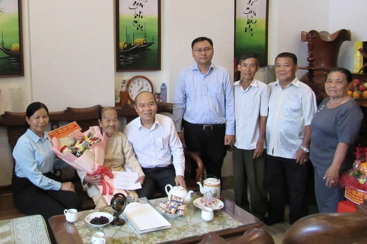 TP.HCM thăm, chúc thọ người cao tuổi tiêu biểu dịp 85 năm Ngày truyền thống người cao tuổi Việt Nam TP.HCM thăm, chúc thọ người cao tuổi tiêu biểu dịp 85 năm Ngày truyền thống người cao tuổi Việt Nam