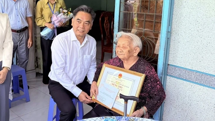 TP.HCM thăm, chúc thọ người cao tuổi tiêu biểu dịp 85 năm Ngày truyền thống người cao tuổi Việt Nam TP.HCM thăm, chúc thọ người cao tuổi tiêu biểu dịp 85 năm Ngày truyền thống người cao tuổi Việt Nam