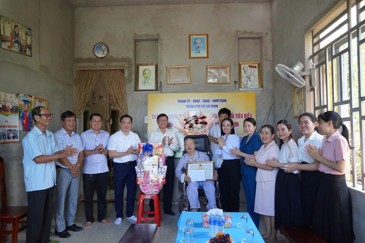 TP.HCM thăm, chúc thọ người cao tuổi tiêu biểu dịp 85 năm Ngày truyền thống người cao tuổi Việt Nam TP.HCM thăm, chúc thọ người cao tuổi tiêu biểu dịp 85 năm Ngày truyền thống người cao tuổi Việt Nam