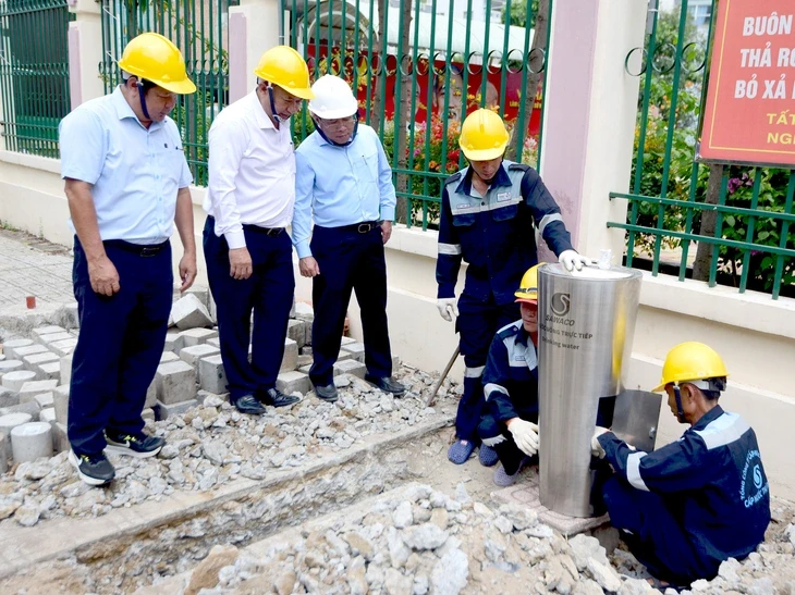 TP.HCM: Thêm trụ nước uống tại vòi miễn phí trên đường phố TP.HCM: Thêm trụ nước uống tại vòi miễn phí trên đường phố