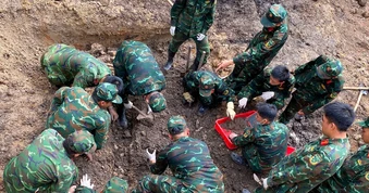 TPHCM: Tìm thấy đôi dép cao su, bình tông tại khu vực tìm kiếm hài cốt liệt sĩ