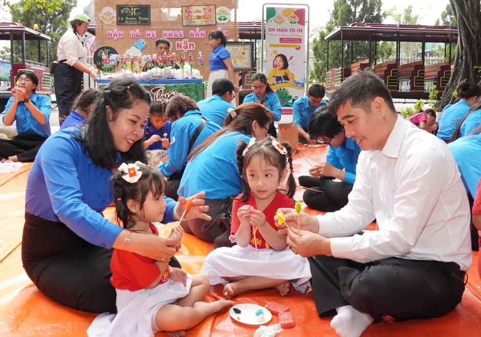 TPHCM: Tuyên dương 95 “Gia đình văn hóa, hạnh phúc tiêu biểu” TPHCM: Tuyên dương 95 “Gia đình văn hóa, hạnh phúc tiêu biểu”