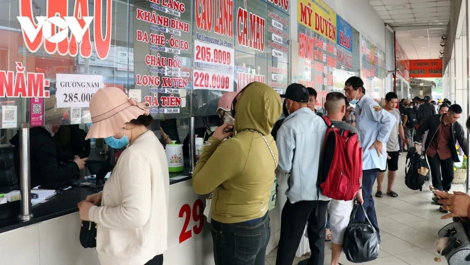 TP.HCM: Vé xe lễ 30/4 còn nhiều, khách chờ giờ chót