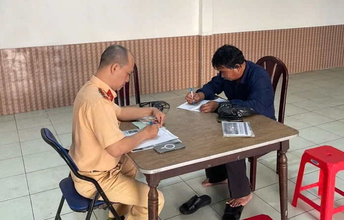 TPHCM: Xử lý tài xế tự ý gắn thêm đèn ô tô gây chói mắt người khác TPHCM: Xử lý tài xế tự ý gắn thêm đèn ô tô gây chói mắt người khác
