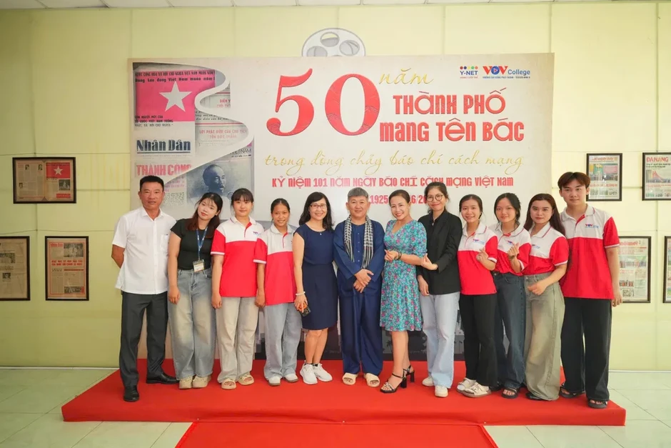 Trải nghiệm không gian trưng bày chuyên đề “50 năm Thành phố mang tên Bác trong dòng chảy Báo chí Cách mạng” Trải nghiệm không gian trưng bày chuyên đề “50 năm Thành phố mang tên Bác trong dòng chảy Báo chí Cách mạng”