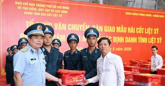 Trang nghiêm đón 7.104 mẫu sinh phẩm hài cốt liệt sĩ tại sân bay Gia Lâm