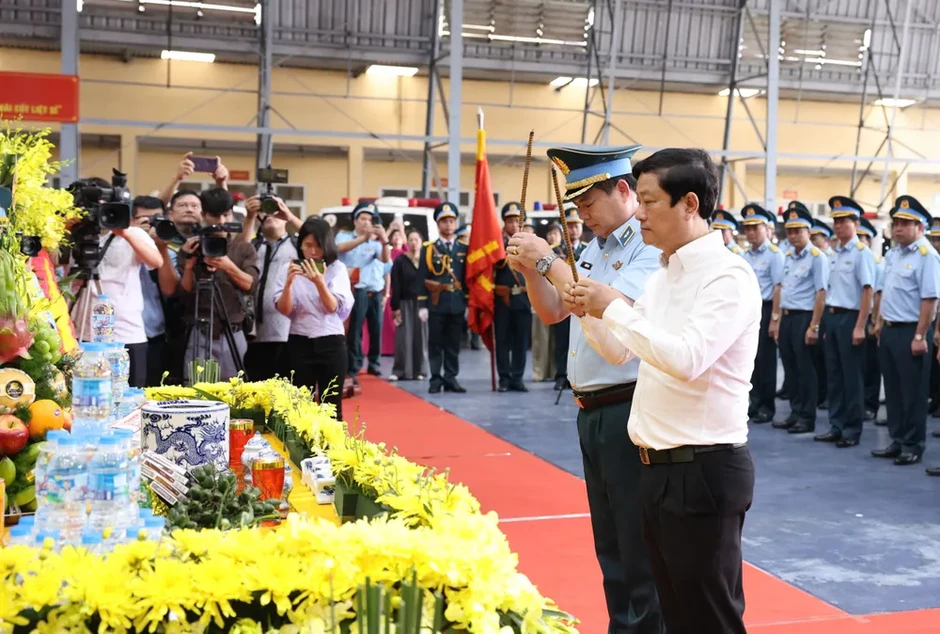 Trang nghiêm đón 7.104 mẫu sinh phẩm hài cốt liệt sĩ tại sân bay Gia Lâm