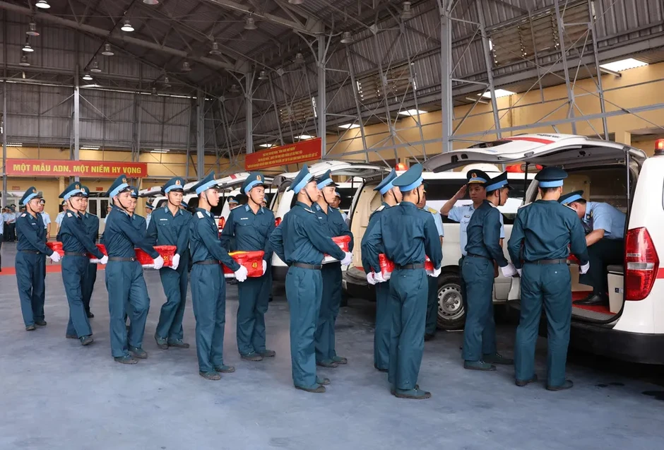 Trang nghiêm đón 7.104 mẫu sinh phẩm hài cốt liệt sĩ tại sân bay Gia Lâm