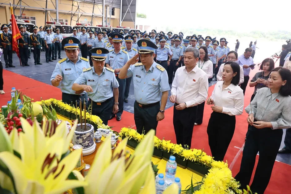 Trang nghiêm đón 7.104 mẫu sinh phẩm hài cốt liệt sĩ tại sân bay Gia Lâm