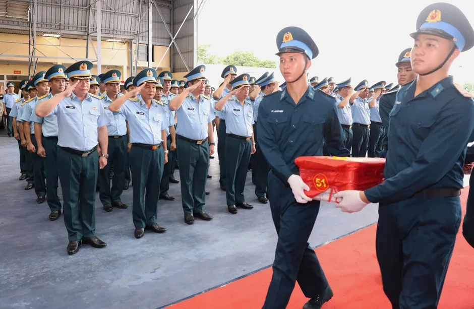 Trang nghiêm đón 7.104 mẫu sinh phẩm hài cốt liệt sĩ tại sân bay Gia Lâm