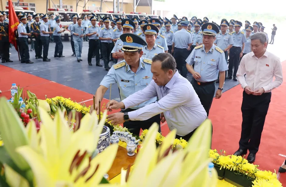 Trang nghiêm đón 7.104 mẫu sinh phẩm hài cốt liệt sĩ tại sân bay Gia Lâm