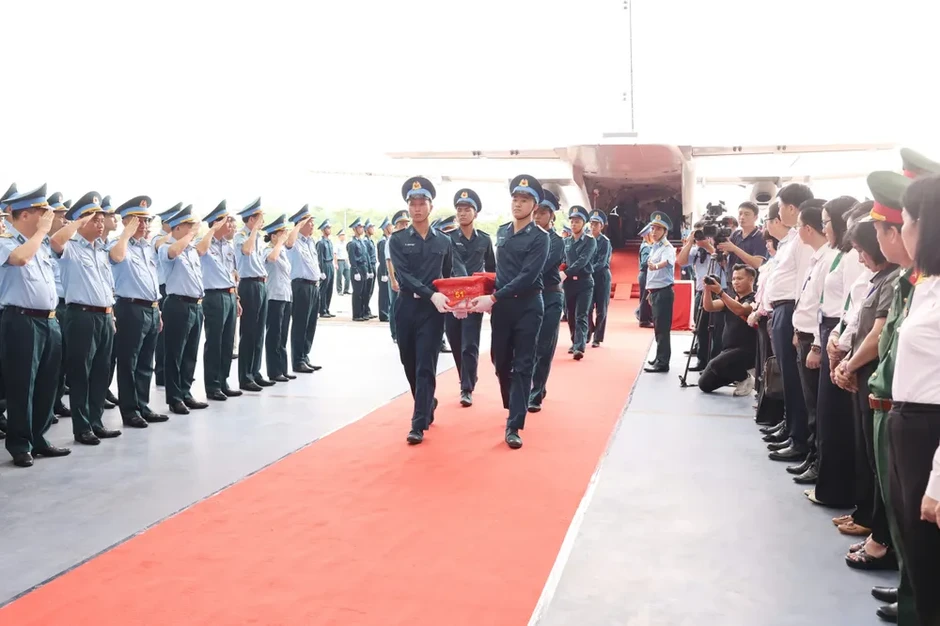 Trang nghiêm đón 7.104 mẫu sinh phẩm hài cốt liệt sĩ tại sân bay Gia Lâm
