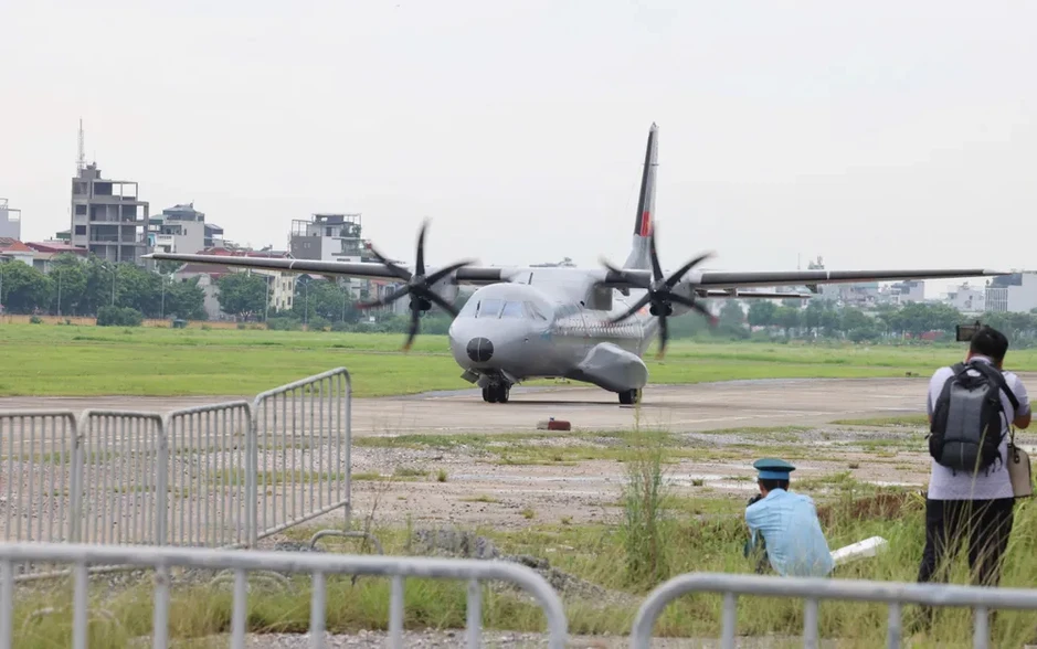 Trang nghiêm đón 7.104 mẫu sinh phẩm hài cốt liệt sĩ tại sân bay Gia Lâm