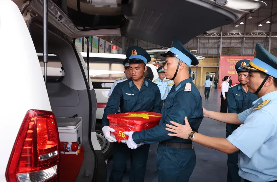 Trang nghiêm đón 7.104 mẫu sinh phẩm hài cốt liệt sĩ tại sân bay Gia Lâm