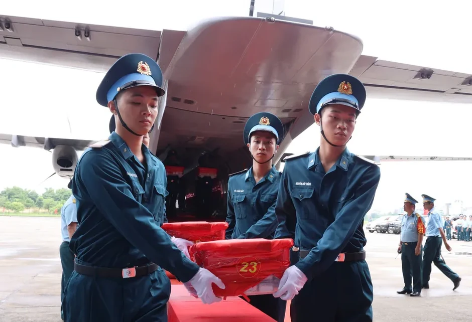Trang nghiêm đón 7.104 mẫu sinh phẩm hài cốt liệt sĩ tại sân bay Gia Lâm