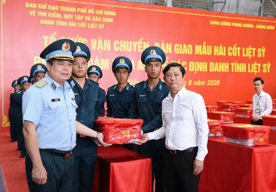 Trang nghiêm đón 7.104 mẫu sinh phẩm hài cốt liệt sĩ tại sân bay Gia Lâm
