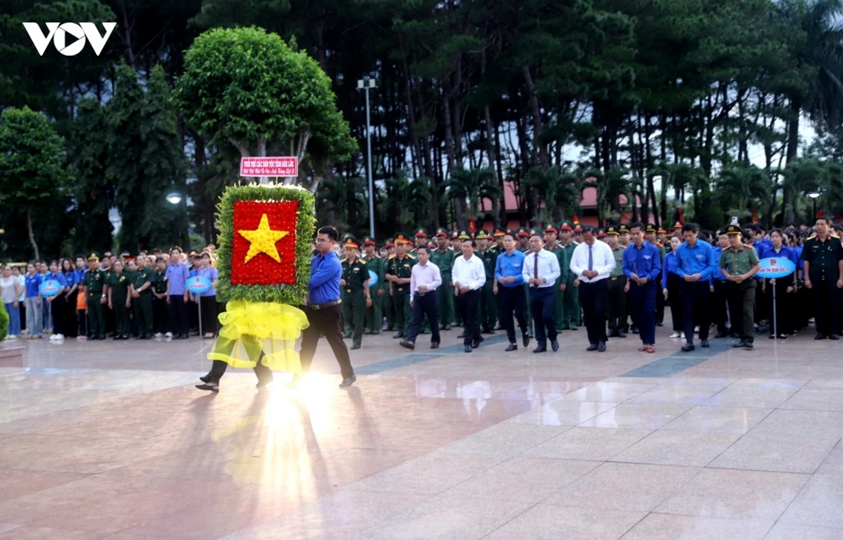 Trang trọng Lễ thắp nến tri ân các anh hùng liệt sĩ tại Đắk Lắk Trang trọng Lễ thắp nến tri ân các anh hùng liệt sĩ tại Đắk Lắk