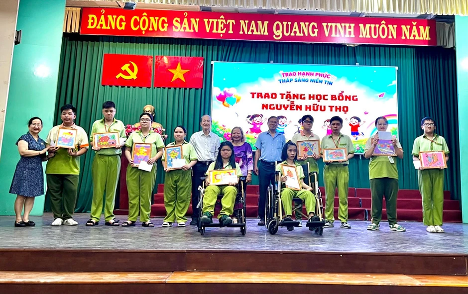 Trao 20 suất học bổng cho trẻ em khuyết tật Trao 20 suất học bổng cho trẻ em khuyết tật