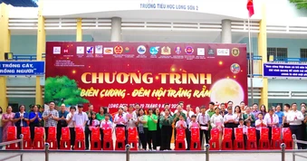 Trao 300 phần quà Trung thu đến trẻ em vùng biển