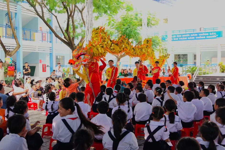 Trao 300 phần quà Trung thu đến trẻ em vùng biển Trao 300 phần quà Trung thu đến trẻ em vùng biển