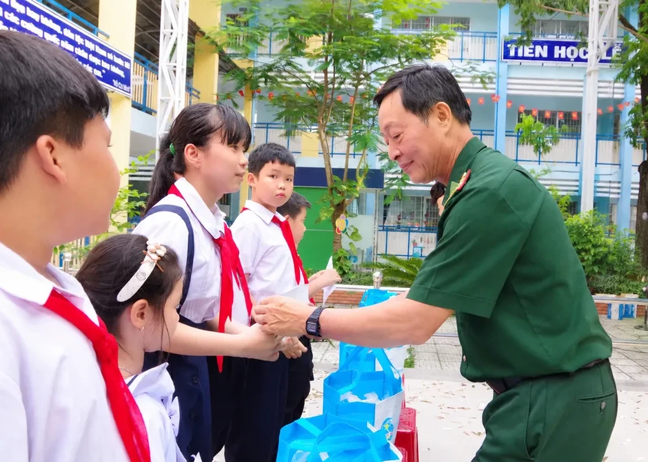 Trao 300 phần quà Trung thu đến trẻ em vùng biển Trao 300 phần quà Trung thu đến trẻ em vùng biển