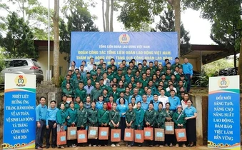 Trao 400 phần quà động viên công nhân lao động ngành cao-su ở miền núi phía bắc