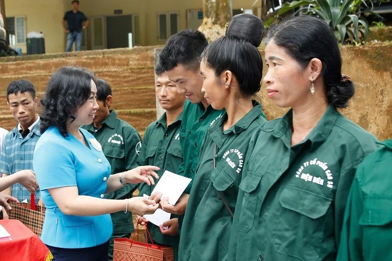 Trao 400 phần quà động viên công nhân lao động ngành cao-su ở miền núi phía bắc