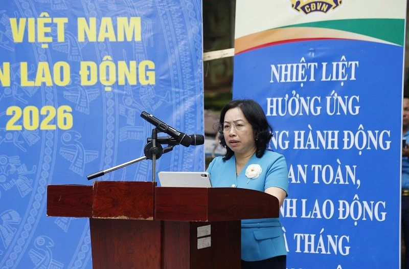 Trao 400 phần quà động viên công nhân lao động ngành cao-su ở miền núi phía bắc