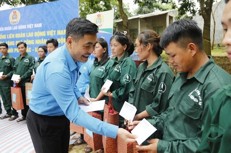 Trao 400 phần quà động viên công nhân lao động ngành cao-su ở miền núi phía bắc