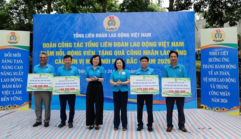 Trao 400 phần quà động viên công nhân lao động ngành cao-su ở miền núi phía bắc