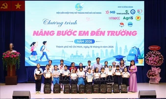 Trao 500 suất học bổng ‘Nâng bước em đến trường’